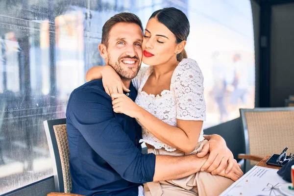 Jovem Casal Bonito Sorrindo Feliz Confiante Sentado Com Sorriso Cara — Fotografia de Stock