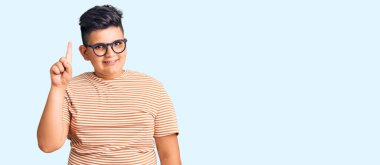 Gündelik kıyafetler giyen ve gözlüklü küçük çocuk başarılı bir fikri işaret ediyor. Heyecanlı ve mutlu. Bir numara.. 