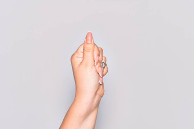 Parmak, iş ve reklamla boş alan tutan beyaz bir kadının eli