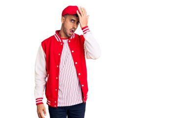 Beyzbol forması giyen genç İspanyol bir adam bir hata sonucu el ele verip şaşırdı. Hatayı hatırla. Unuttum, kötü hafıza kavramı. 