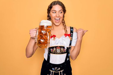 Mavi gözlü, güzel sarışın Alman kadın, Ekim Festivali elbisesi giyiyor, bira kavanozu içiyor ve gülümseyen yüzüyle başparmağıyla işaret ediyor.