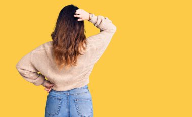 Güzel, genç, esmer bir kadın. Günlük kıyafetler ve gözlükler takıyor. Geriye doğru şüpheyi düşünüyor. 