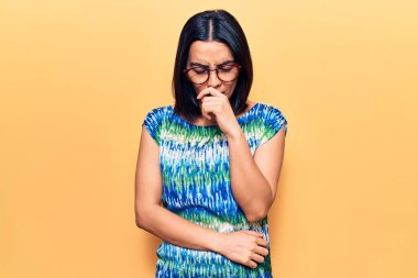 Gündelik kıyafetler giyen genç ve güzel Latin bir kadın kendini iyi hissetmiyor ve soğuk algınlığı veya bronşitin belirtisi olarak öksürüyor. sağlık hizmeti kavramı. 