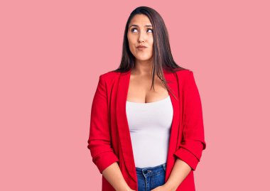 Genç, güzel, esmer, zarif kıyafetler giymiş, gülümseyen, yan tarafa bakan ve düşünen bir kadın.. 