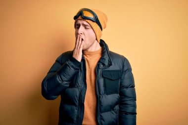 Kış için şapka, ceket ve kayak gözlüğü takan yakışıklı beyaz bir adam ve kar havası esnemekten sıkılmış, ağzı eliyle kapatmaktan bıkmış. Huzursuz ve uykulu..