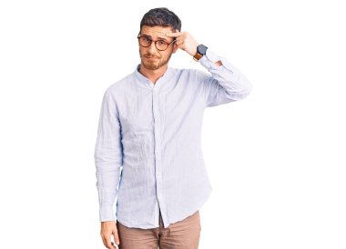 Zarif iş gömleği ve gözlük takan yakışıklı genç adam alnında sivilceden mutsuz olduğunu gösteriyor, siyah noktalı çirkin bir enfeksiyon. sivilce ve deri problemi 