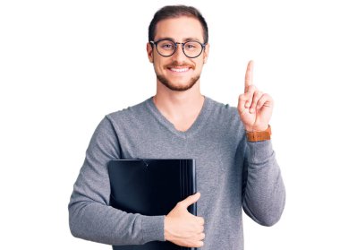 İş dosyasını tutan yakışıklı beyaz bir adam bir fikir ya da soruyla şaşırdı. 