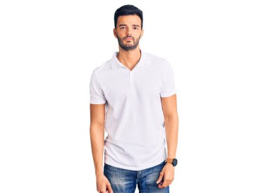 Gündelik kıyafetler giyen, kuşkucu ve gergin genç, yakışıklı İspanyol bir adam sorun yüzünden surat asıyor. negatif kişi. 