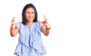 Genç, güzel, latin bir kız, gündelik giysiler içinde öfkeyle bağırıyor, elleri boğmaya çalışıyor, deli gibi bağırıyor. 