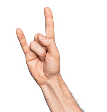 Kafkasyalı orta yaşlı, izole edilmiş beyaz arka planda rock 'n roll sembolü taşıyan müstehcen boynuzlar gösteren bir adamın eli.
