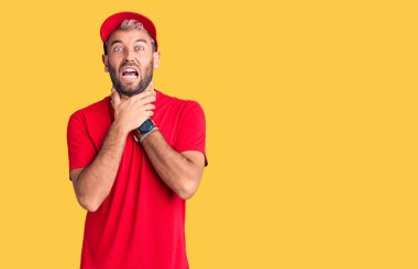 Genç, sarışın, tişört giyen, şapkalı, bağıran ve boğulan yakışıklı bir adam. Çünkü acı verici bir şekilde boğulmuş. Sağlık problemi. Boğulma ve intihar konsepti. 