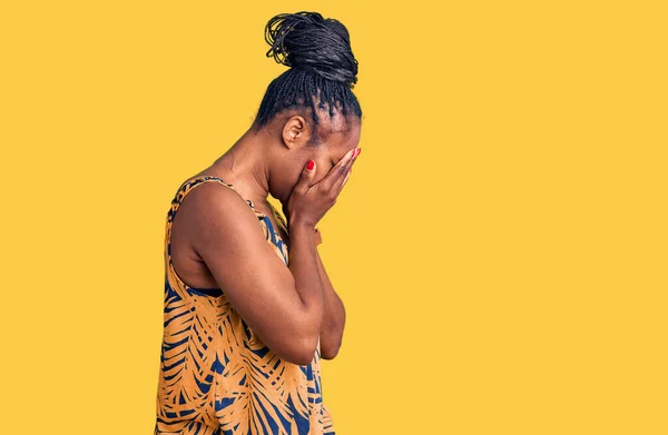 Молодая Африканская Американка Повседневной Одежде Грустным Лицом Прикрывающим Лицо Руками — стоковое фото