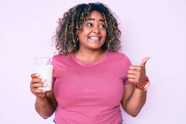 Junge Afrikanisch Amerikanische Size Frau Trinkt Ein Glas Milch Und — Stockfoto