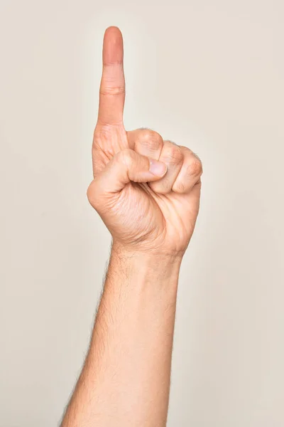 Hand Van Kaukasische Jongeman Met Vingers Geïsoleerde Witte Achtergrond Tellend — Stockfoto