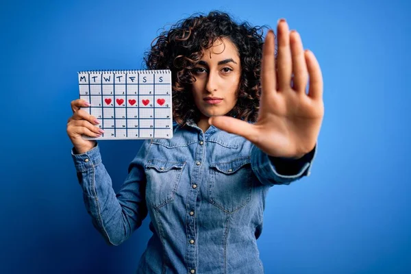 Jong Mooi Krullend Arabisch Vrouw Holding Periode Kalender Controle Menstruele — Stockfoto