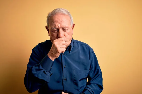 Homme Âgé Aux Cheveux Gris Portant Une Chemise Bleue Décontractée — Photo