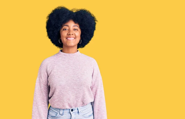 Yüzünde Mutlu Havalı Bir Gülümseme Olan Gündelik Kıyafetler Giyen Afro — Stok fotoğraf