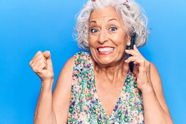 Grauhaarige Seniorin Unterhält Sich Auf Dem Smartphone Und Schreit Stolz — Stockfoto