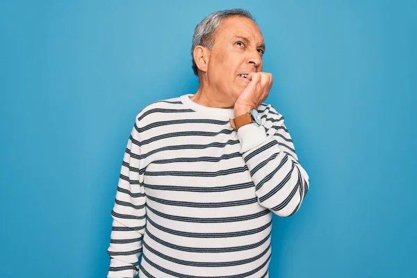 Hombre Mayor Guapo Pelo Gris Con Suéter Rayas Sobre Fondo — Foto de Stock