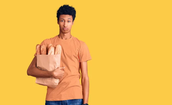 Jovem Afro Americano Segurando Saco Papel Com Pão Deprimido Preocupado — Fotografia de Stock