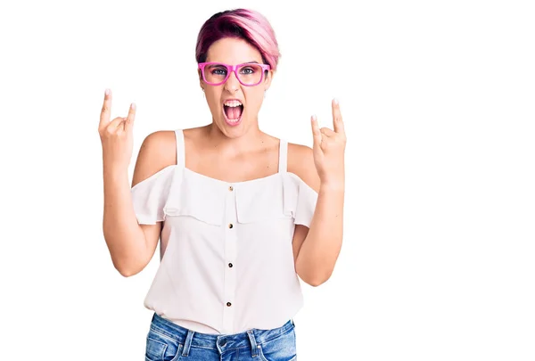 Joven Hermosa Mujer Con Pelo Rosa Con Ropa Casual Gafas — Foto de Stock