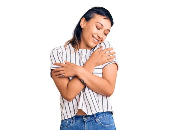 Mujer Joven Con Ropa Casual Abrazándose Feliz Positivo Sonriendo Confiado — Foto de Stock