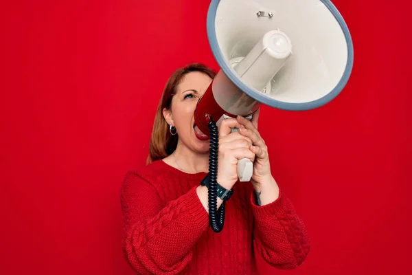 Giovane Bella Rossa Altoparlante Donna Urlando Comunicare Utilizzando Megafono Piedi — Foto Stock