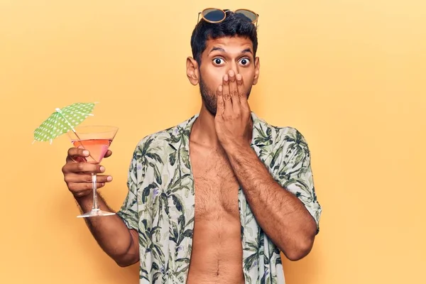 Mladý Latinský Muž Letní Košili Držící Koktejl Zakrytý Pusou Šokovaný — Stock fotografie