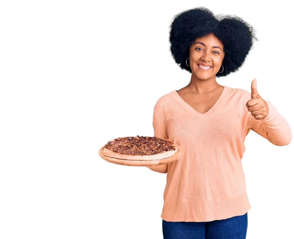 Young African American Girl Holding Italian Pizza Smiling Happy Positive — Stock Photo, Image