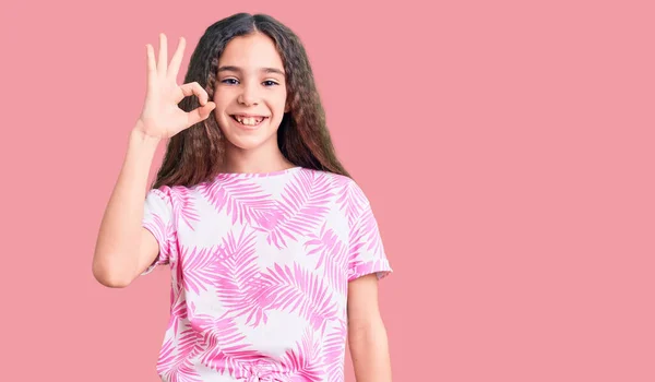 Menina Criança Hispânica Bonito Vestindo Roupas Casuais Sorrindo Positivo Fazendo — Fotografia de Stock