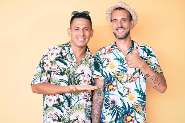 Fiatal Meleg Pár Két Férfi Nyári Kalapban Hawaii Ingben Tenyérrel — Stock Fotó