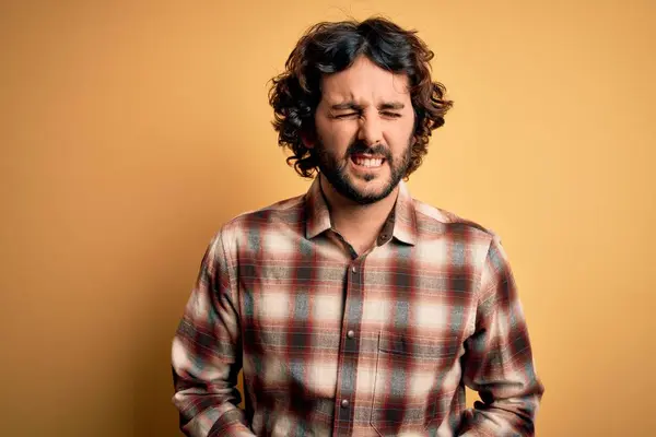 Joven Hombre Guapo Con Barba Con Camisa Casual Pie Sobre — Foto de Stock