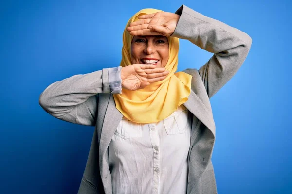 Середньовіччя Брюнетка Бізнес Леді Мусульманському Традиційному Хіджабі Синьому Фоні Усміхнений — стокове фото