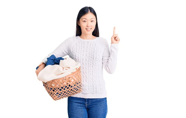 Jonge Mooie Chinese Vrouw Met Wasmand Met Kleren Verrast Met — Stockfoto