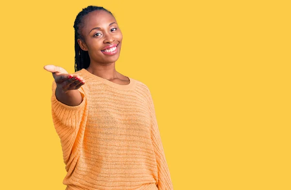 Jonge Afro Amerikaanse Vrouw Draagt Casual Kleding Lachend Vriendelijk Aanbieden — Stockfoto