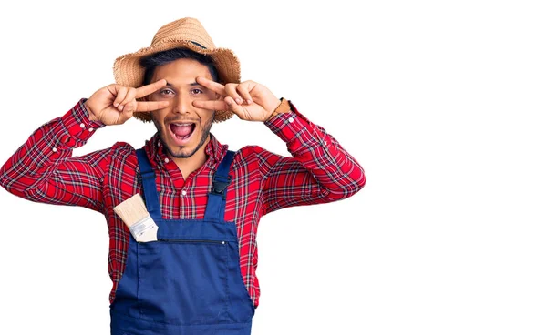 Guapo Joven Latinoamericano Weaing Handyman Uniforme Haciendo Símbolo Paz Con — Foto de Stock