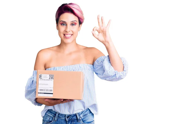 Young Beautiful Woman Pink Hair Holding Delivery Package Doing Sign — Stock Photo, Image