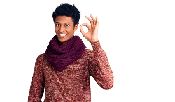 Joven Hombre Afroamericano Vistiendo Suéter Casual Invierno Bufanda Sonriente Positiva —  Fotos de Stock