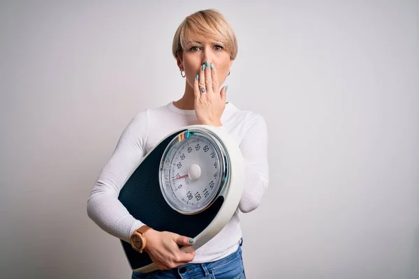 Mladá Blondýnka Krátkými Vlasy Drží Stupnici Pro Zdravou Hmotnost Životní — Stock fotografie