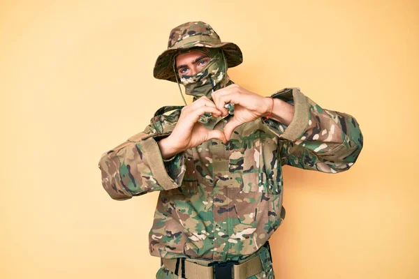 Mladý Pohledný Muž Maskovací Armádní Uniformě Balaklávě Usmívající Lásce Ukazující — Stock fotografie