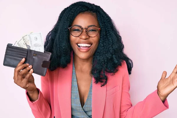 Όμορφη Αφρικανή Γυναίκα Κρατώντας Πορτοφόλι Δολάρια Γιορτάζει Νίκη Χαρούμενο Χαμόγελο — Φωτογραφία Αρχείου