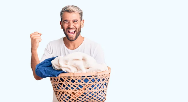 Jeune Homme Blond Beau Tenant Panier Linge Avec Des Vêtements — Photo