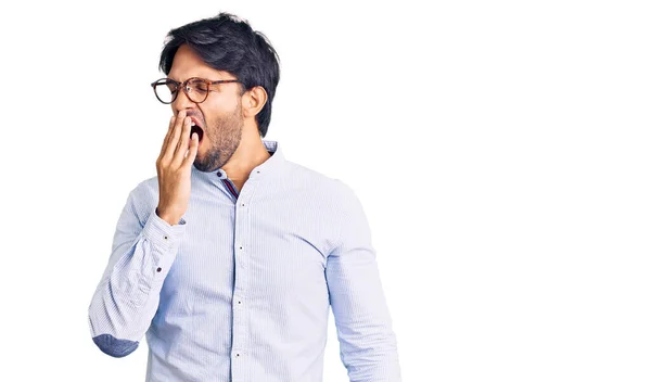 Schöner Hispanischer Mann Mit Businesshemd Und Brille Gelangweilt Gähnend Müde — Stockfoto