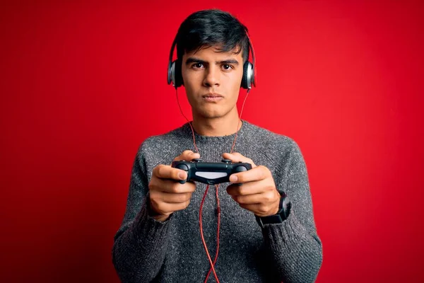 Junger Gutaussehender Gamer Der Videospiel Mit Joystick Und Kopfhörer Spielt — Stockfoto