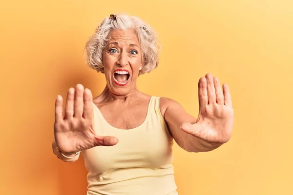 Idősebb Ősz Hajú Alkalmi Ruhát Visel Fél Retteg Félelem Arckifejezéstől — Stock Fotó