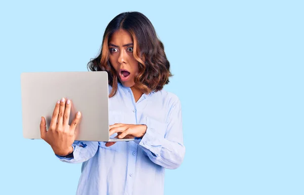 Jovem Bela Mulher Raça Mista Trabalhando Usando Laptop Computador Assustado — Fotografia de Stock