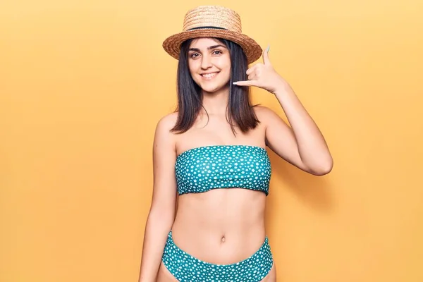 Joven Hermosa Chica Con Bikini Sombrero Verano Sonriendo Haciendo Gesto — Foto de Stock