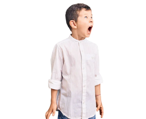 Zarif Tişört Giyen Sevimli Sarışın Çocuk Kızgın Kızgın Bağırıyor Sinirli — Stok fotoğraf