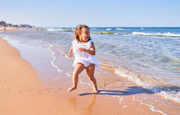 Adorabile Bambino Biondo Che Indossa Vestito Estivo Sorridente Felice Piedi — Foto Stock