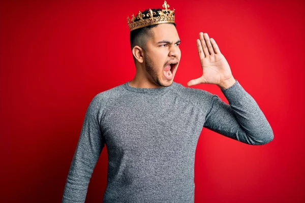 Jovem Homem Bonito Vestindo Coroa Ouro Príncipe Sobre Fundo Vermelho — Fotografia de Stock